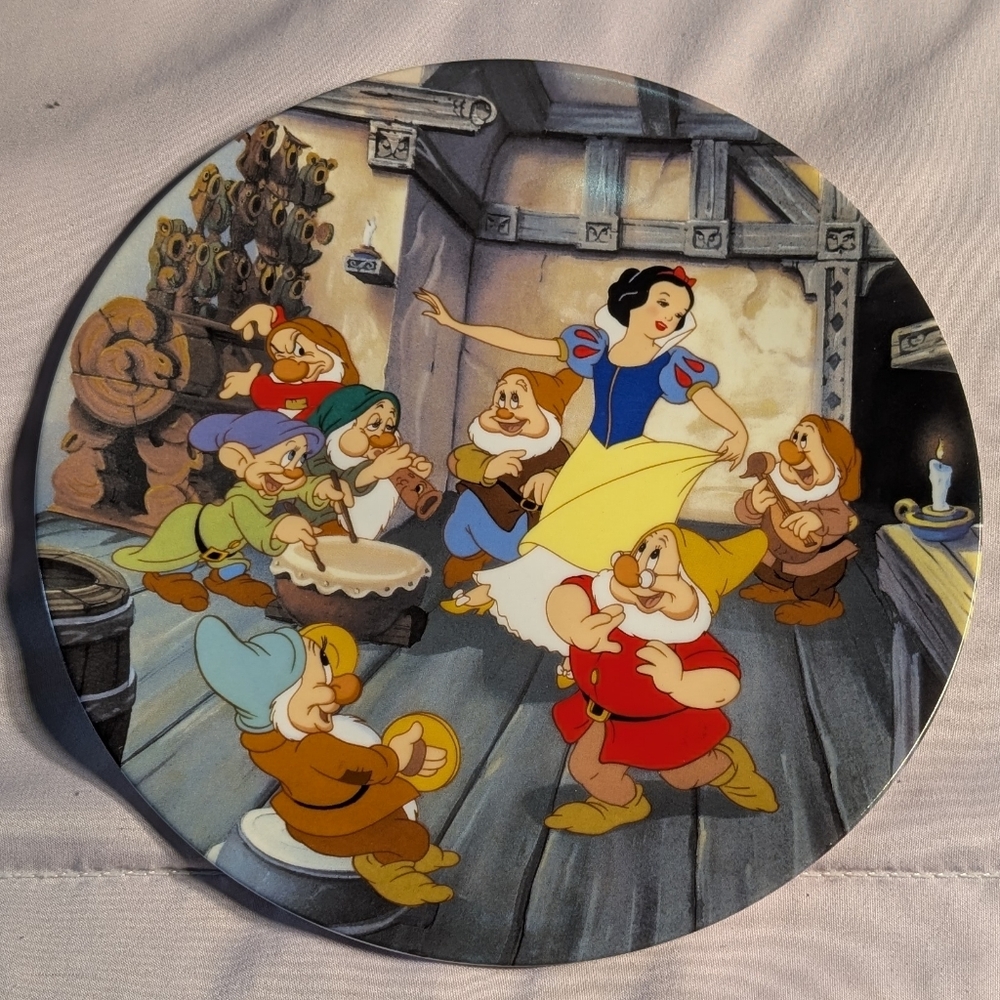 EUC Snow White and the Seven Dwarfs Decorative Plate DISNEY *BINK